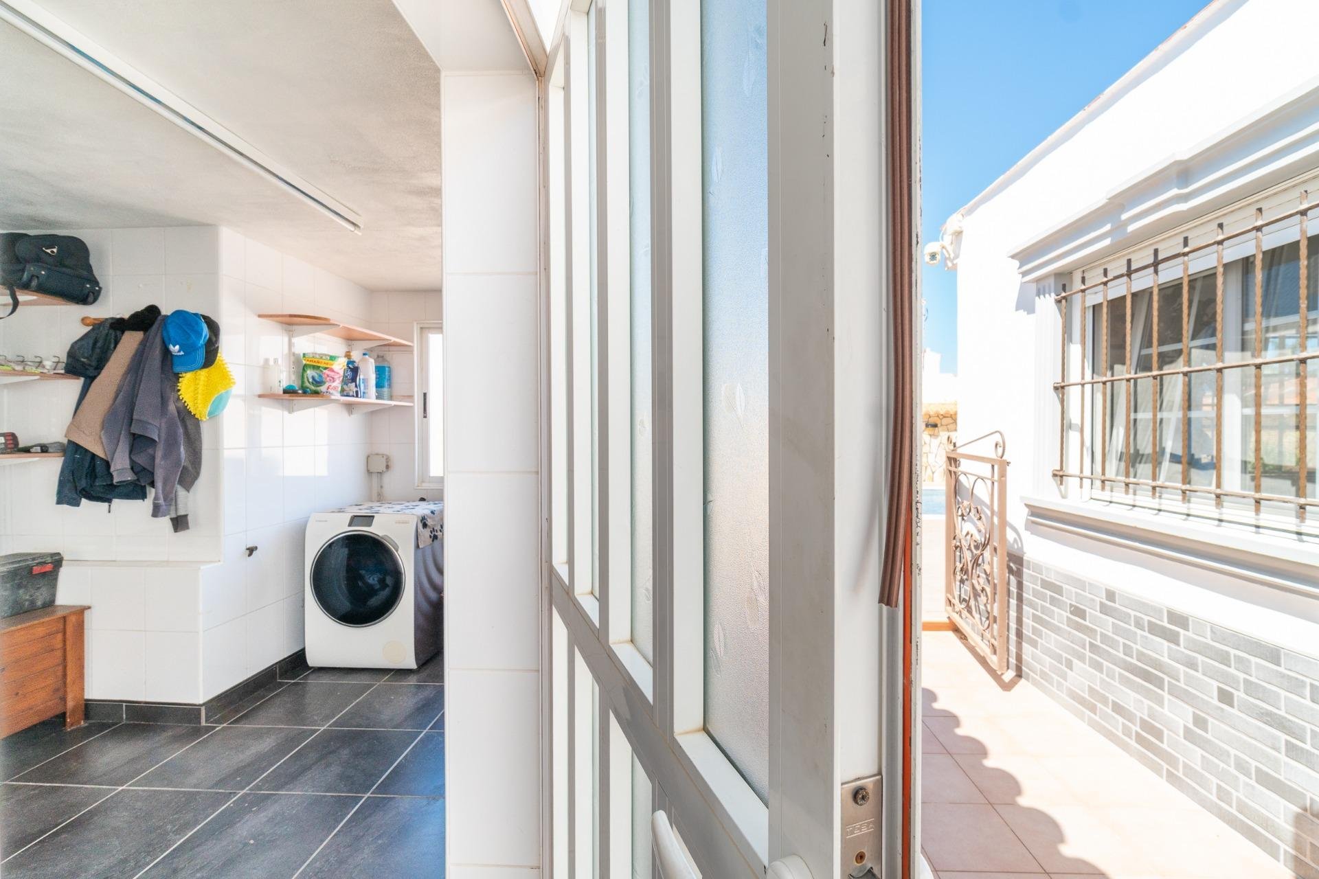 Villa à Torrevieja, Alicante, Espagne 4 chambres, 159 m2 No. 189434