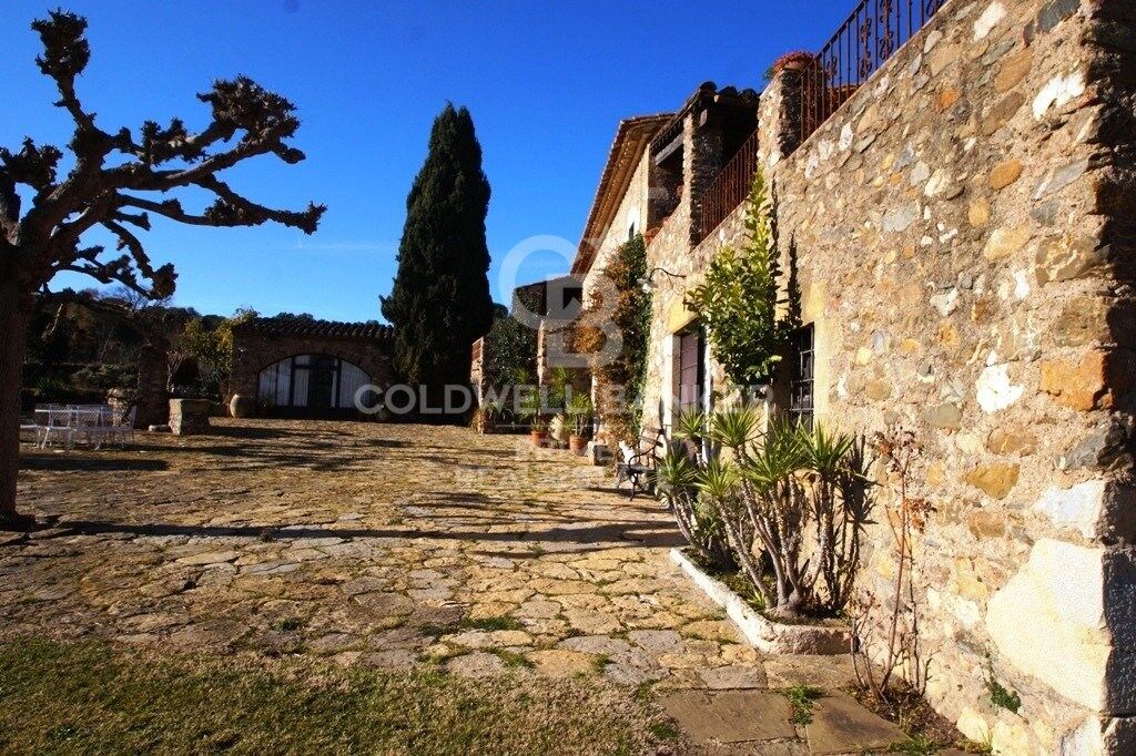 House in Girona, Spain 10 bedrooms, 1000 sq.m. No. 160403