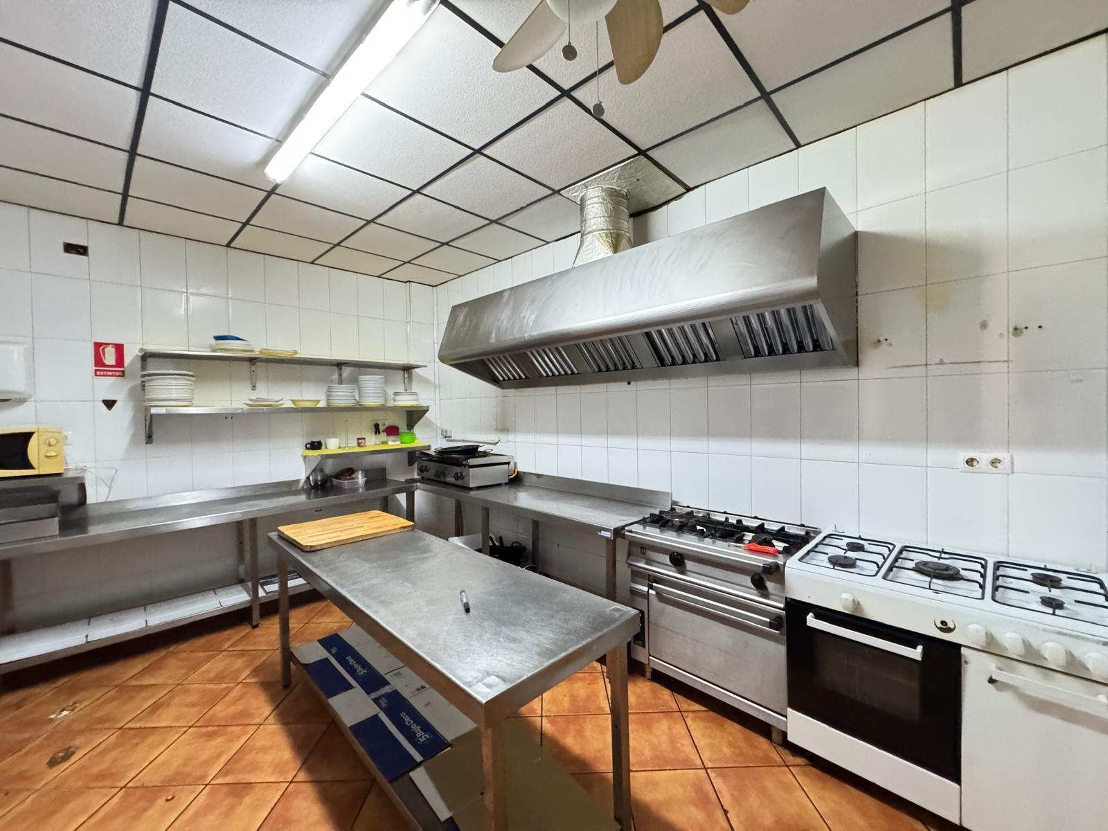 Commercial property in Torrevieja, Alicante, Spain 159 sq.m. No. 182832