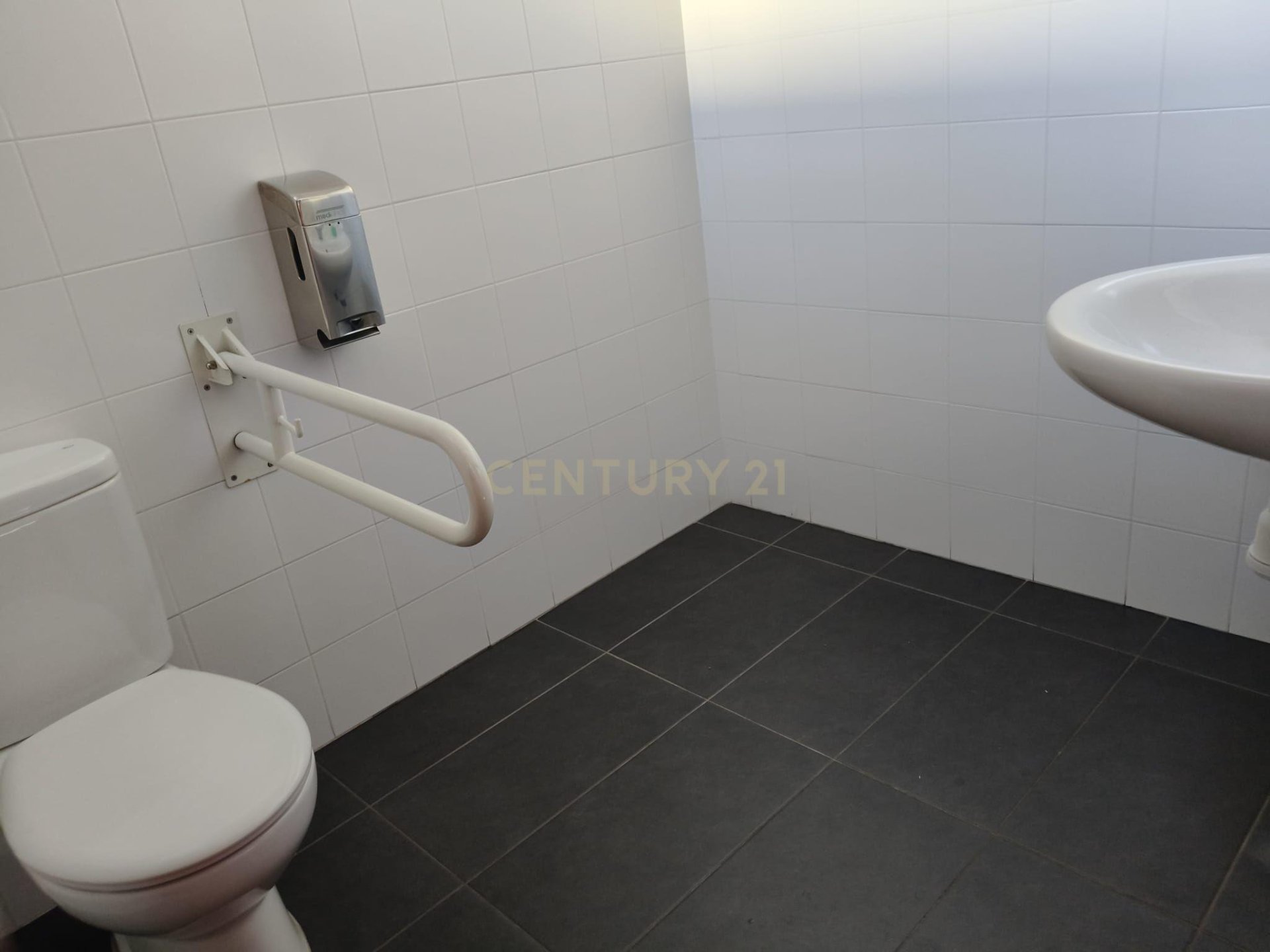 Office in Barbera Del Valles, Barcelona, Spain 1 bedroom, 106 sq.m. No. 191267
