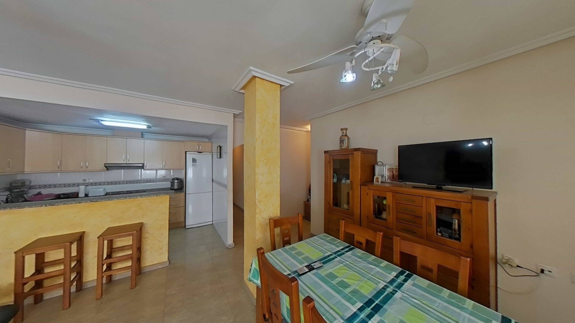 Apartment à Torrevieja, Alicante, Espagne 4 chambres, 120 m2 No. 184450