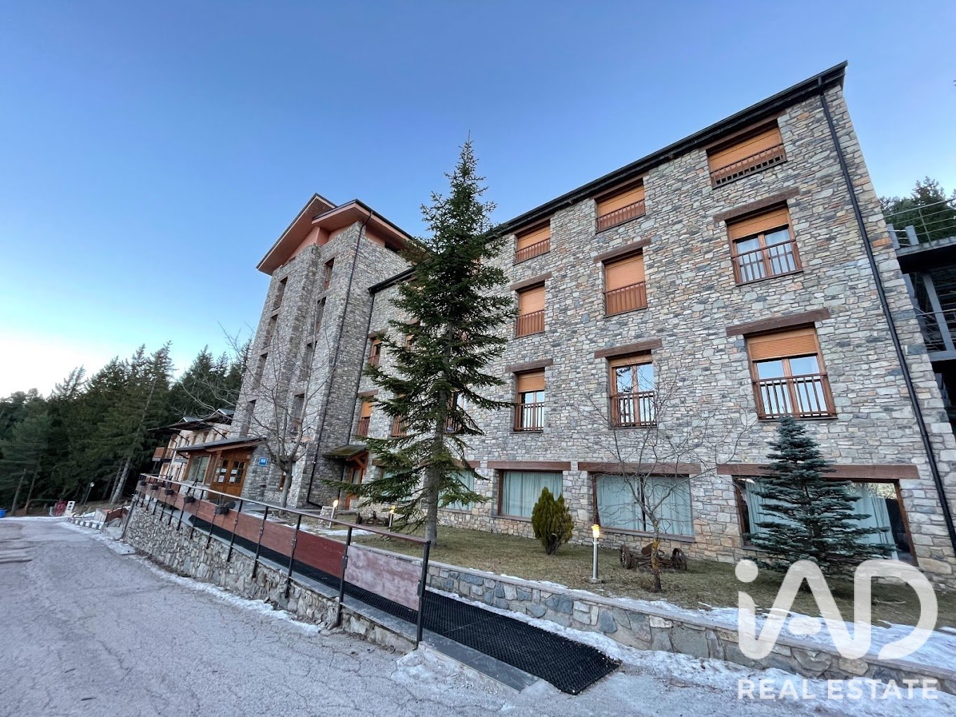 Commercial property in Alp, Girona, Spain 2731 sq.m. No. 188167