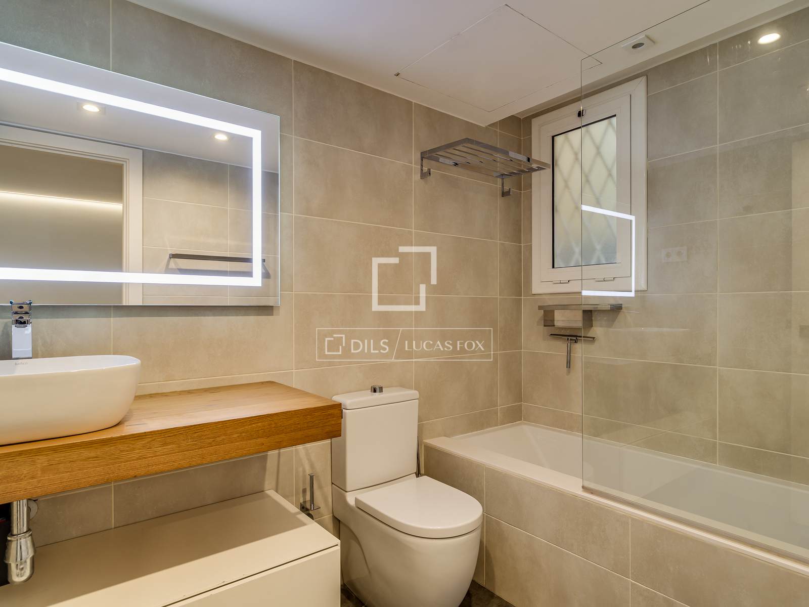 Apartamento en Barcelona, España 3 dormitorios, 135 m2 No. 164881