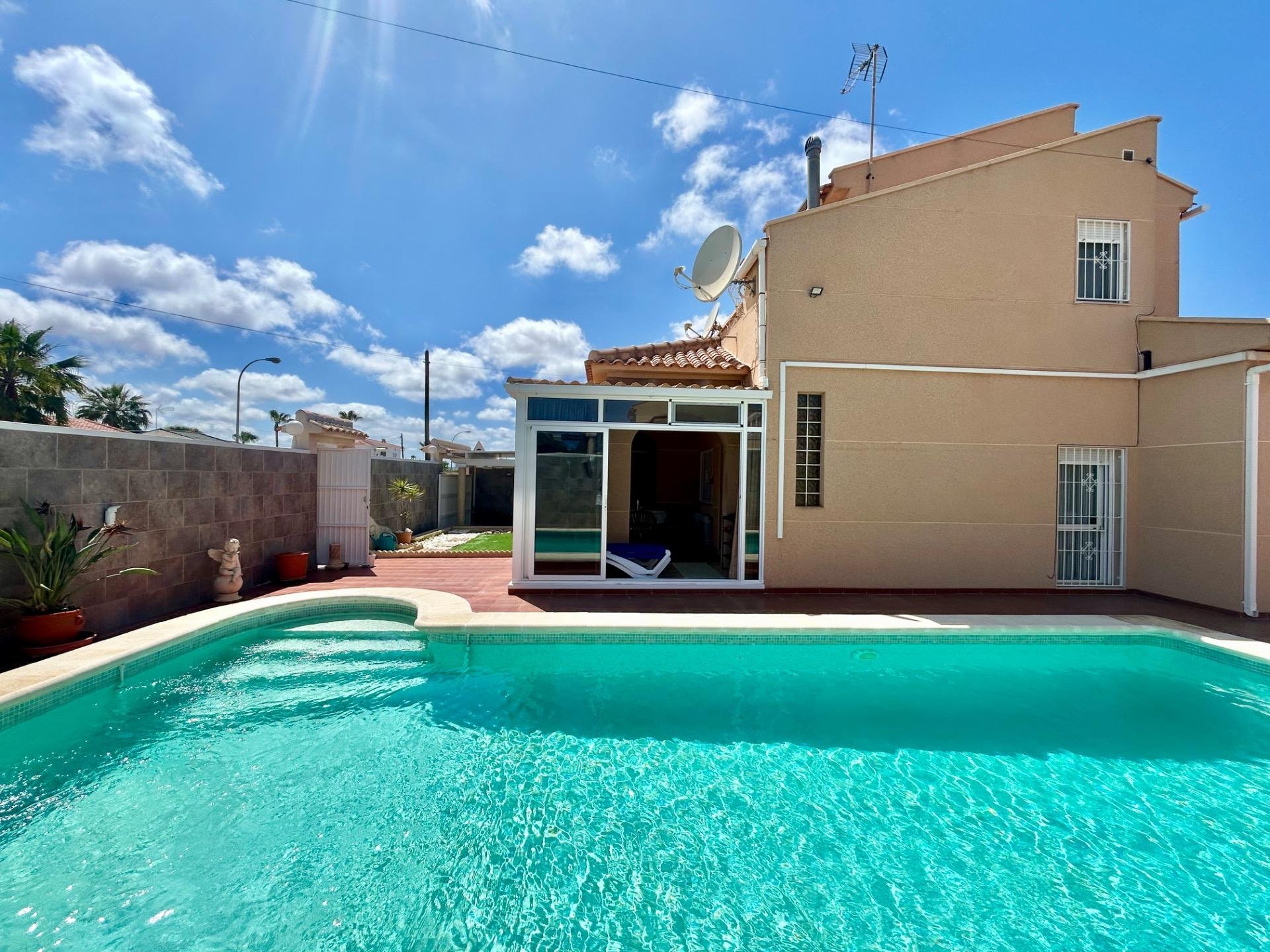 Villa à Torrevieja, Alicante, Espagne 3 chambres, 115 m2 No. 189358