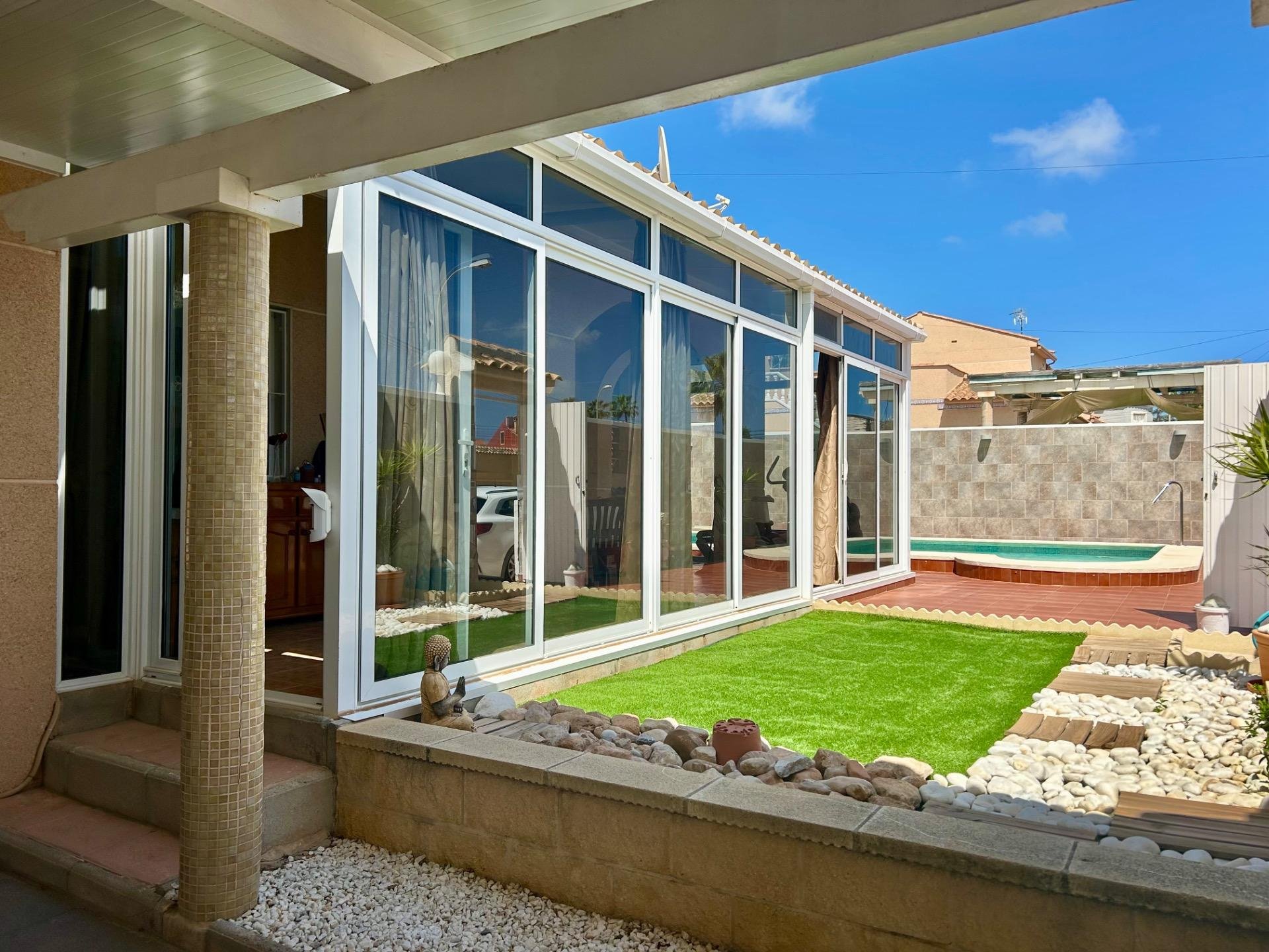 Villa à Torrevieja, Alicante, Espagne 3 chambres, 115 m2 No. 189358