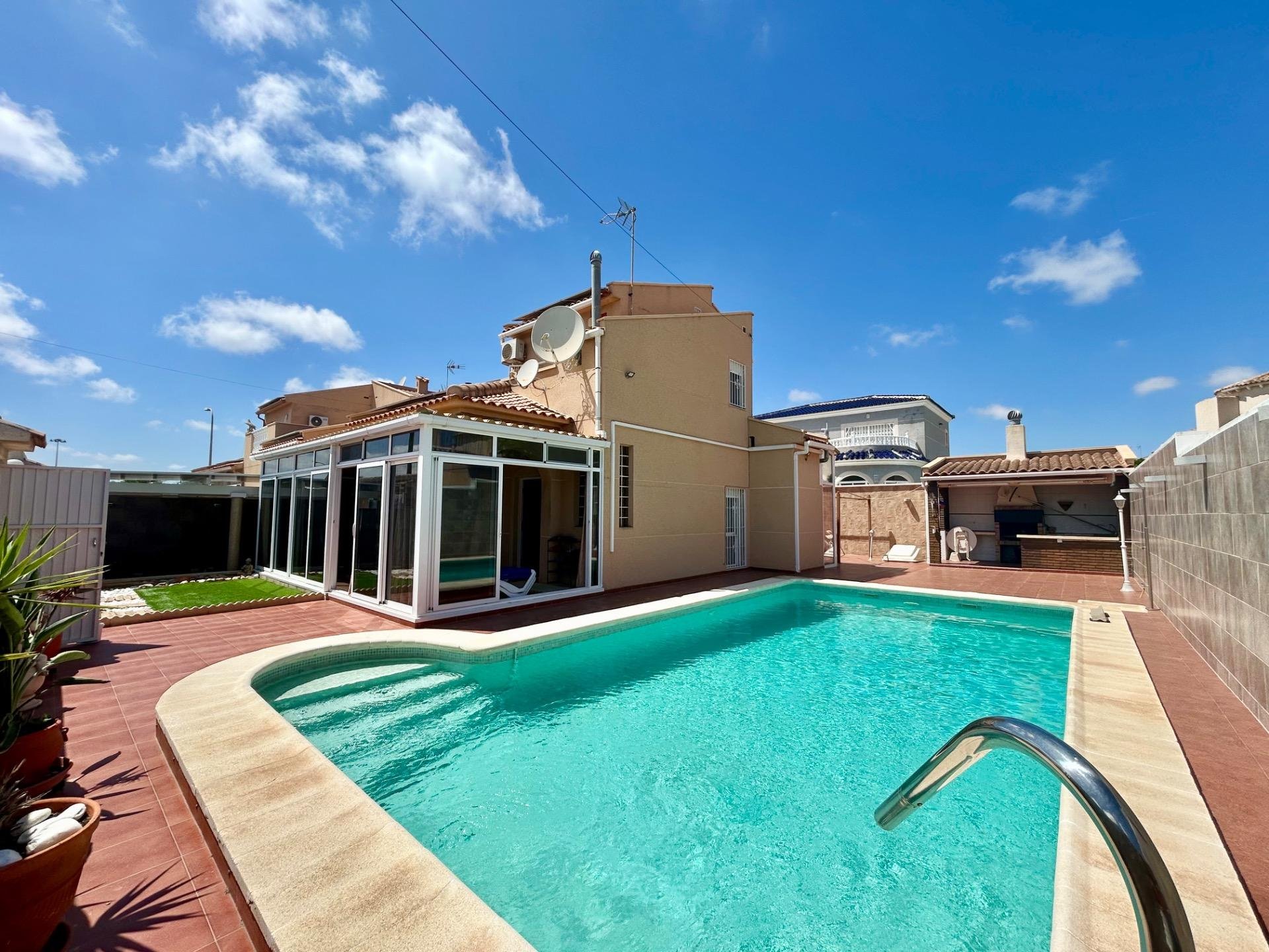 Villa à Torrevieja, Alicante, Espagne 3 chambres, 115 m2 No. 189358