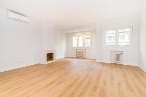 Apartment à Madrid, Espagne 3 chambres, 150 m2 No. 178268