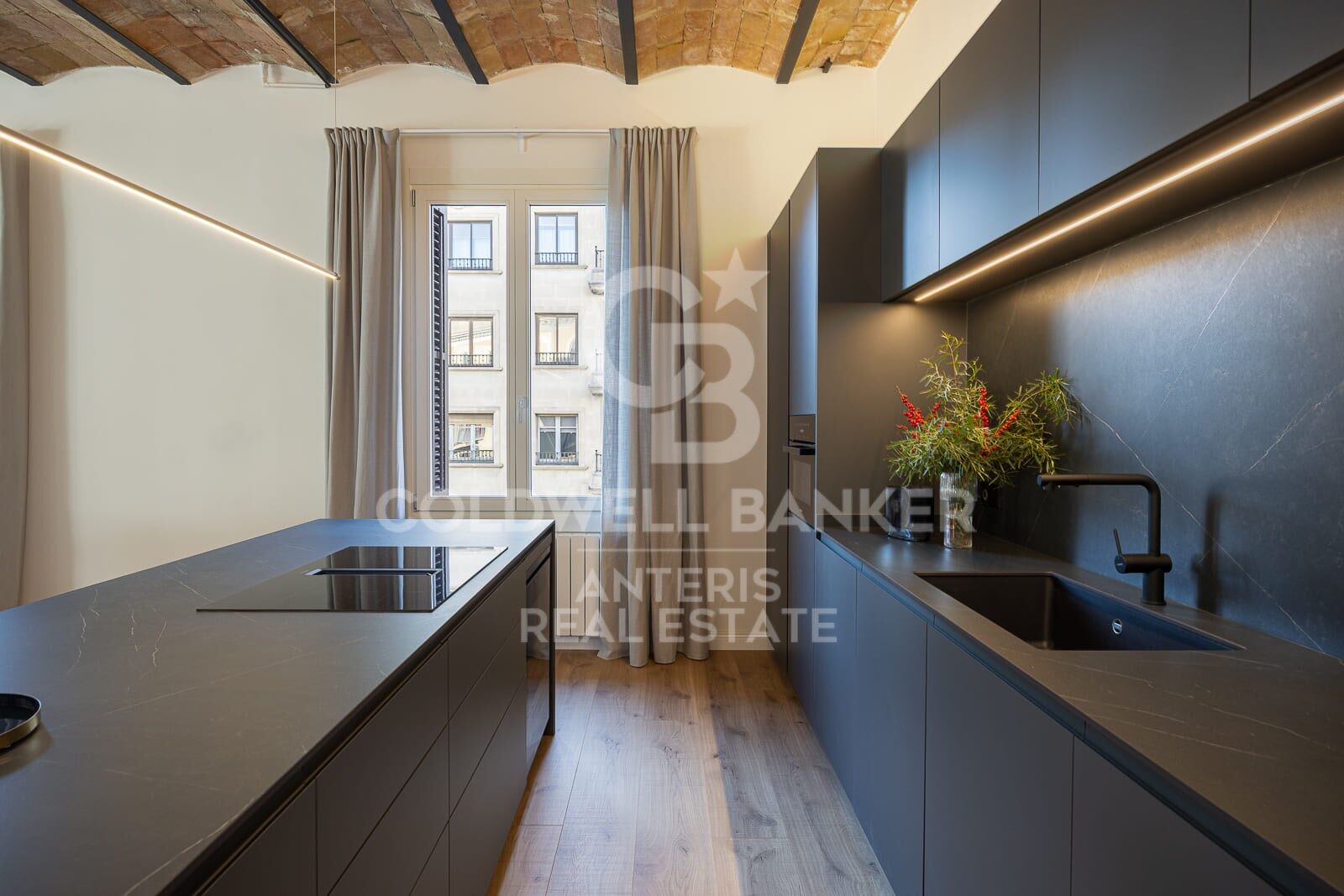 Apartament w Barcelona, Hiszpania 4 sypialnie, 231 mkw. nr 157181