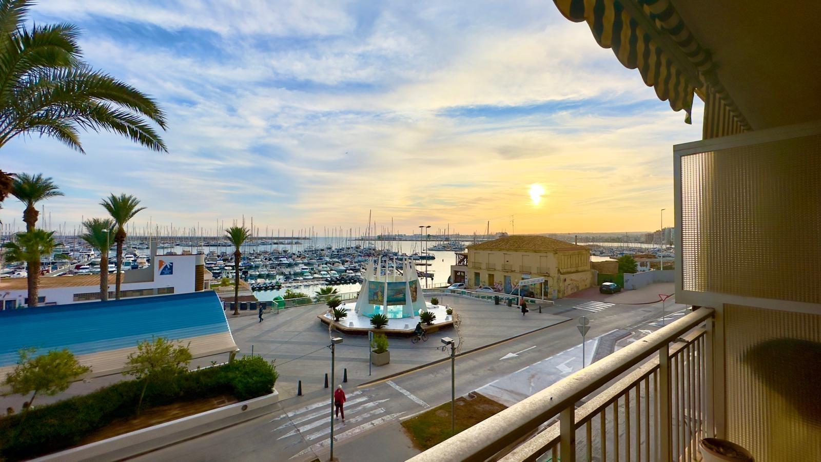 Apartamento en Torrevieja, Alicante, España 4 dormitorios, 132 m2 No. 192326