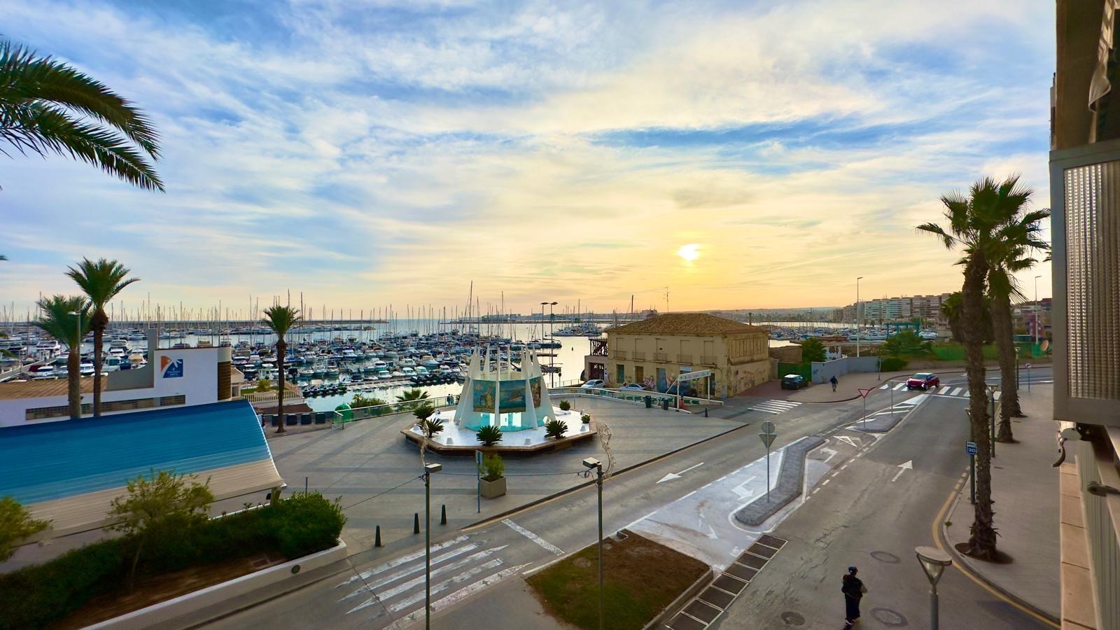 Apartamento en Torrevieja, Alicante, España 4 dormitorios, 132 m2 No. 192326
