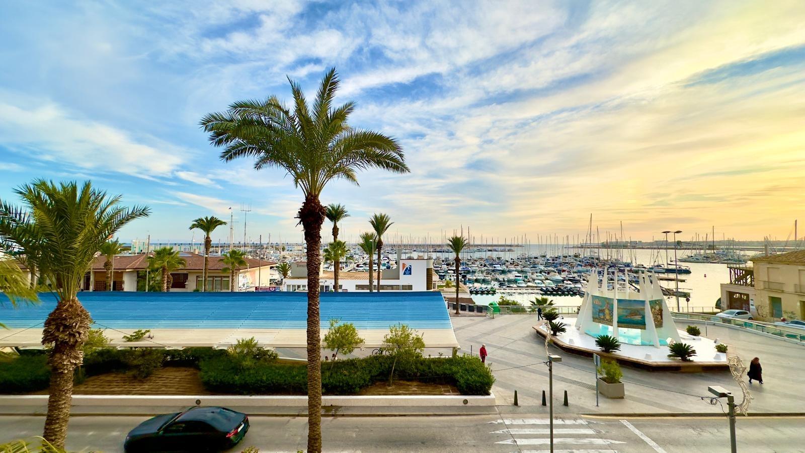 Apartamento en Torrevieja, Alicante, España 4 dormitorios, 132 m2 No. 192326