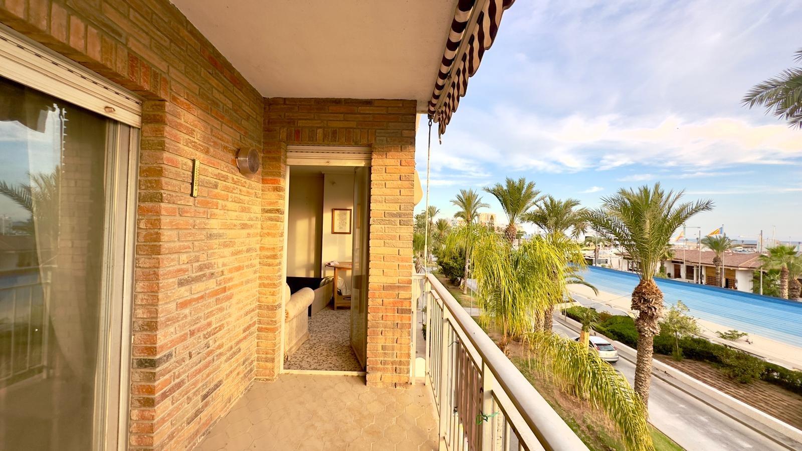 Apartamento en Torrevieja, Alicante, España 4 dormitorios, 132 m2 No. 192326