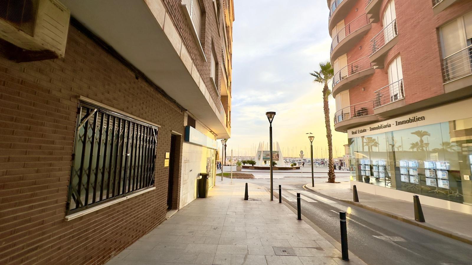 Apartamento en Torrevieja, Alicante, España 4 dormitorios, 132 m2 No. 192326