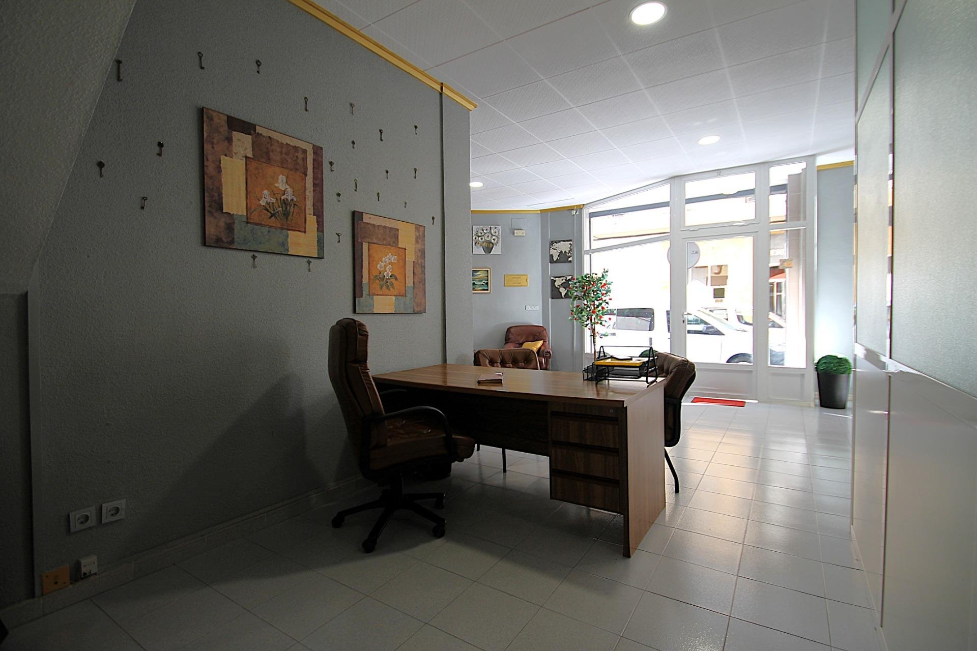 Liikekiinteistö Torrevieja, Alicante, Espanja 3 makuuhuonetta, 105 m2 No. 144342