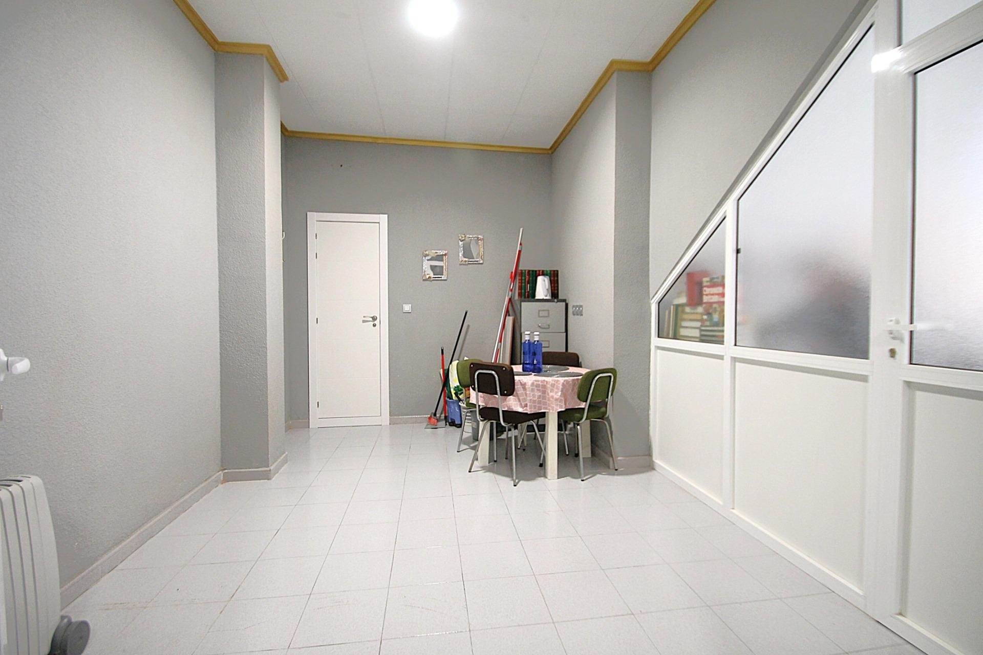 Liikekiinteistö Torrevieja, Alicante, Espanja 3 makuuhuonetta, 105 m2 No. 144342