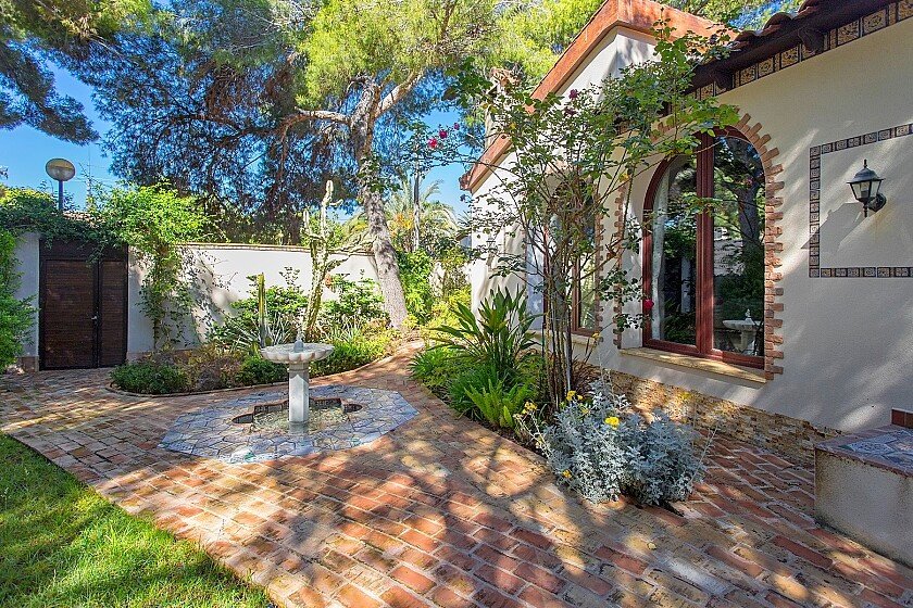 Villa in Punta Prima, Alicante, Spain 4 bedrooms, 243 sq.m. No. 103686
