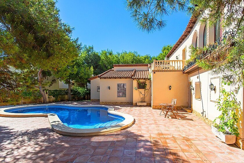 Villa in Punta Prima, Alicante, Spain 4 bedrooms, 243 sq.m. No. 103686