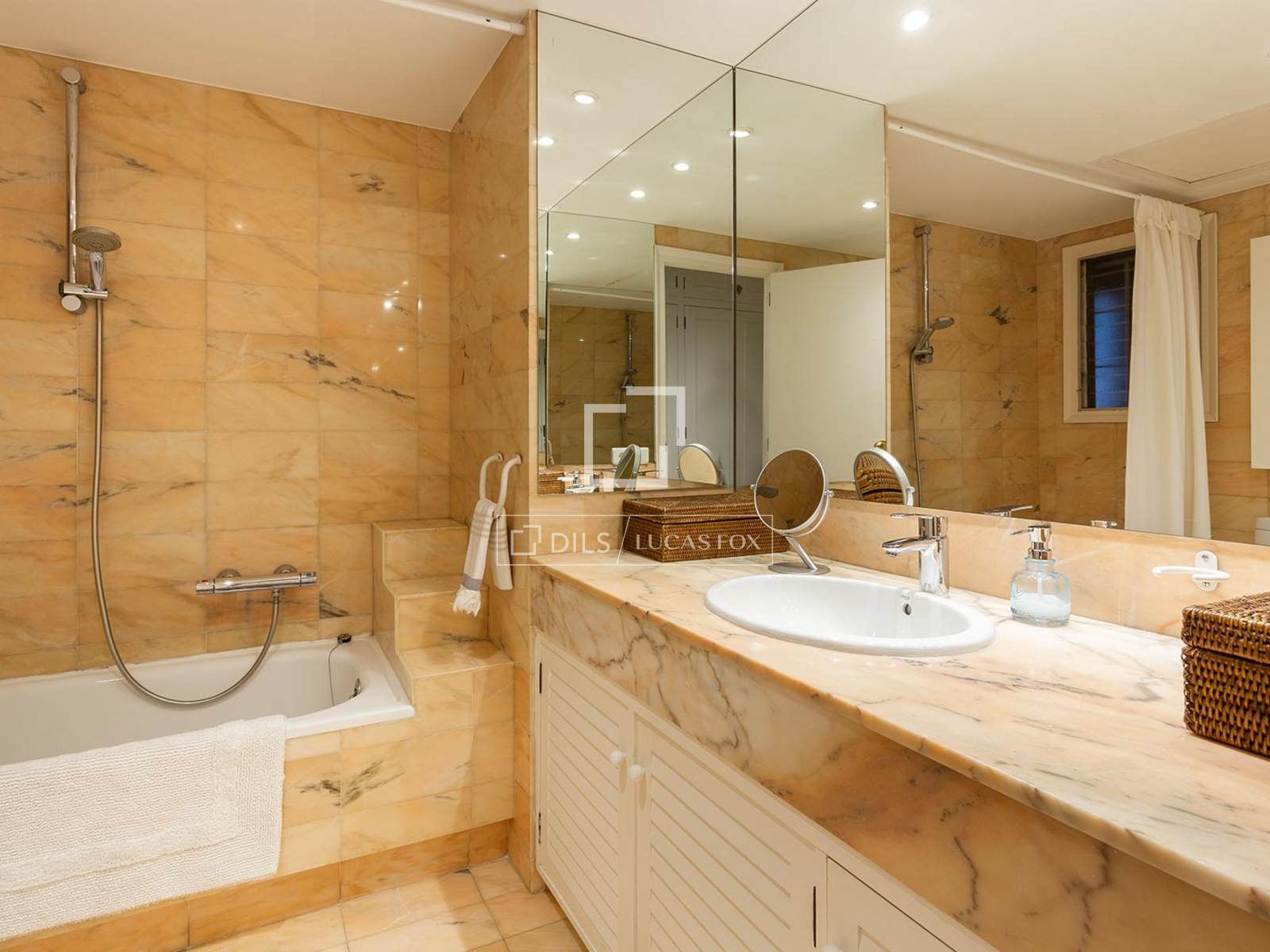 Apartamento en Barcelona, España 5 dormitorios, 204 m2 No. 192759