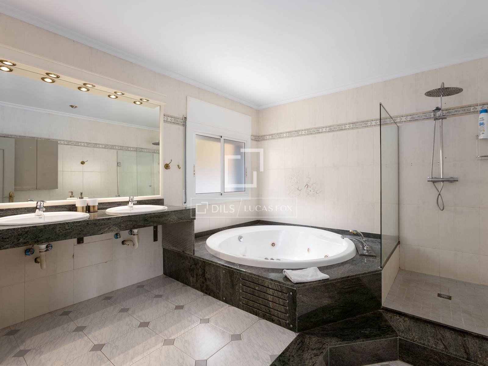 Villa a Premia De Dalt, Barcelona, Spagna 6 camere da letto, 406 mq. N° 192553