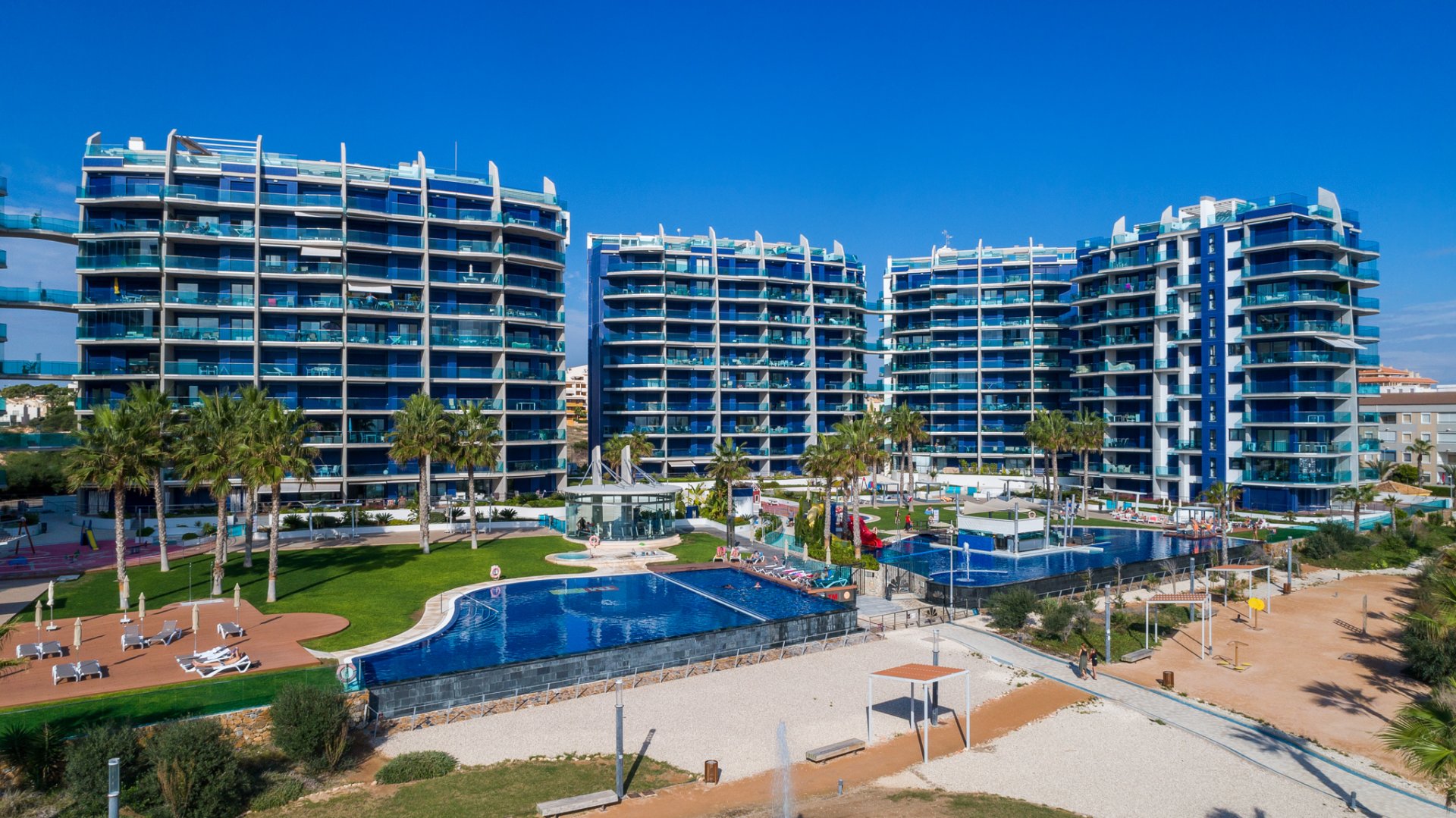 Apartment in Torrevieja, Alicante, Spain 2 bedrooms, 175 sq.m. No. 144626