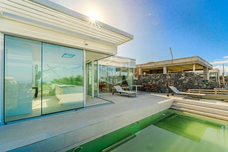 Villa in Adeje, Tenerife, Spain 6 bedrooms, 234 sq.m. No. 111056