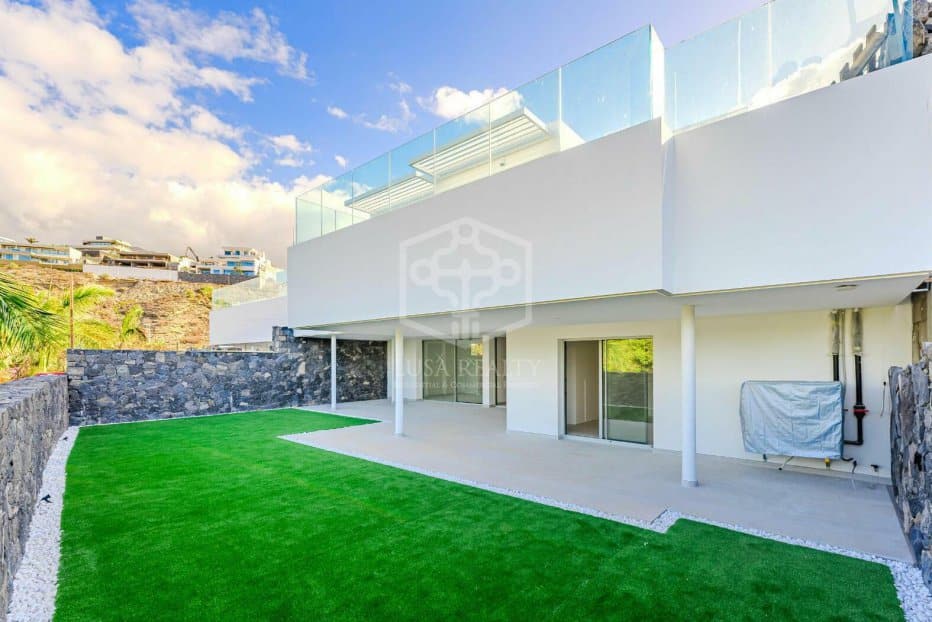 Villa in Adeje, Tenerife, Spain 6 bedrooms, 234 sq.m. No. 111056