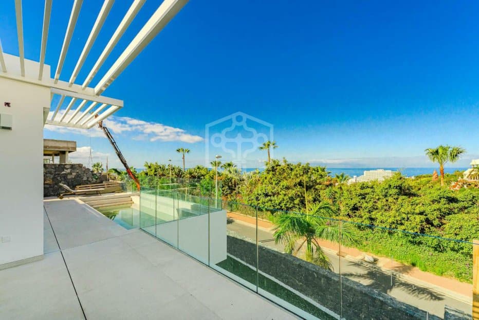 Villa in Adeje, Tenerife, Spain 6 bedrooms, 234 sq.m. No. 111056