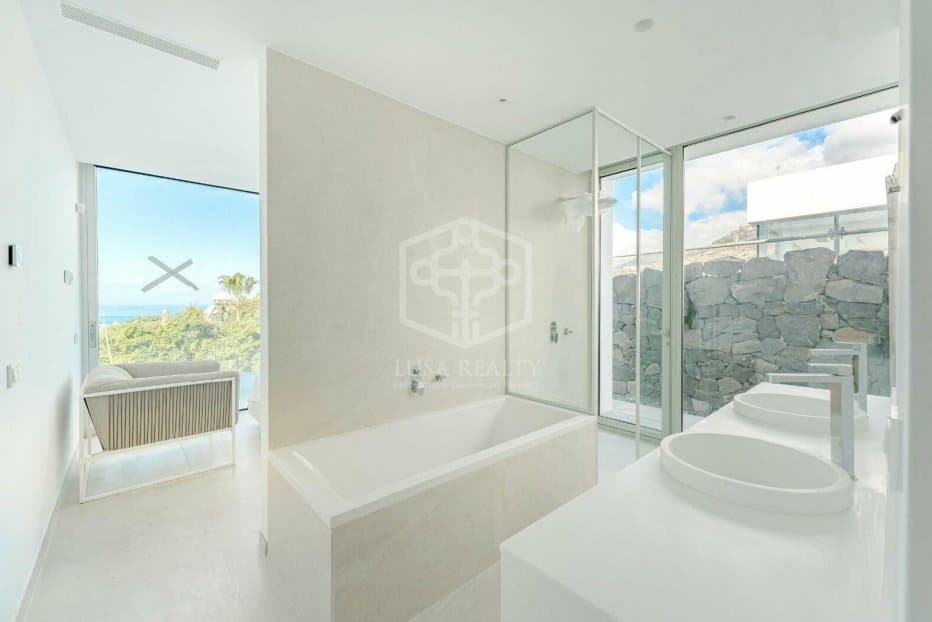 Villa in Adeje, Tenerife, Spain 6 bedrooms, 234 sq.m. No. 111056