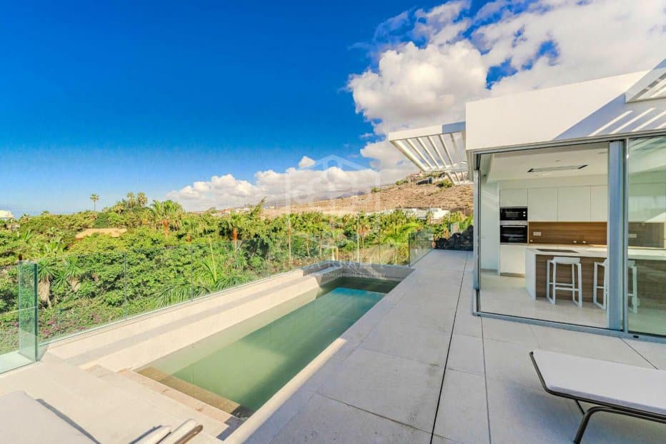 Villa in Adeje, Tenerife, Spain 6 bedrooms, 234 sq.m. No. 111056