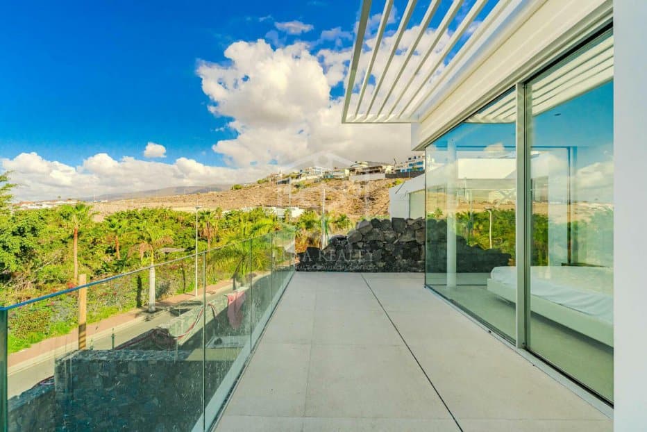 Villa in Adeje, Tenerife, Spain 6 bedrooms, 234 sq.m. No. 111056