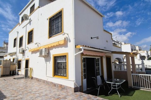 Casa adosada en Torrevieja, Alicante, España 6 dormitorios, 136 m2 No. 190066