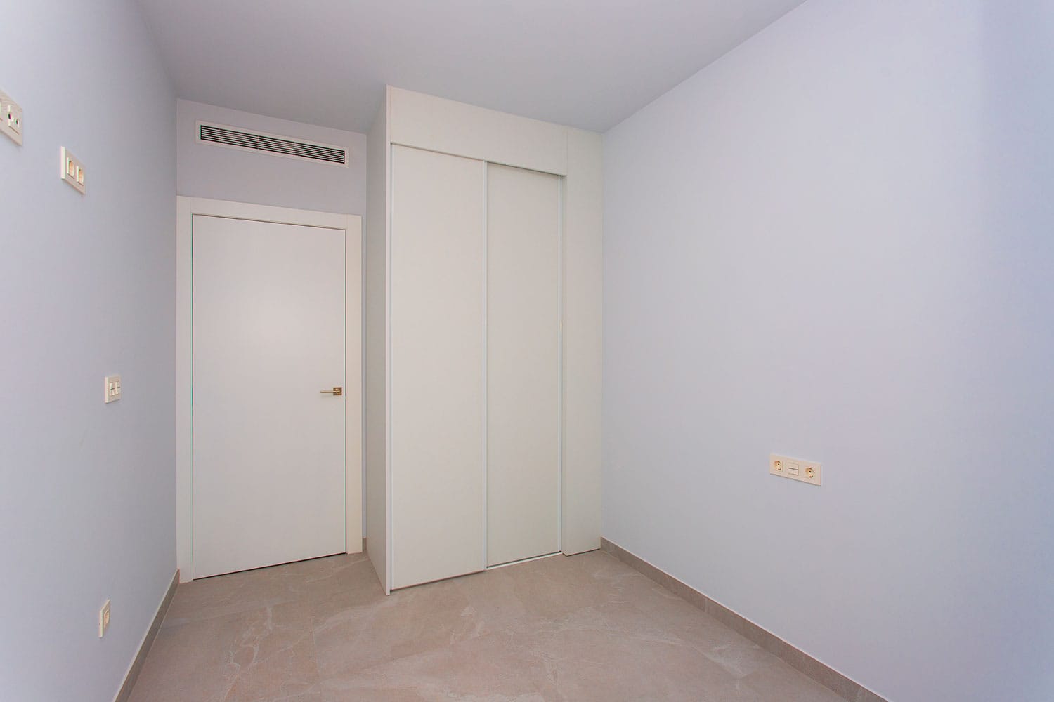 Apartamento en Torrevieja, Alicante, España 2 dormitorios, 88 m2 No. 189620
