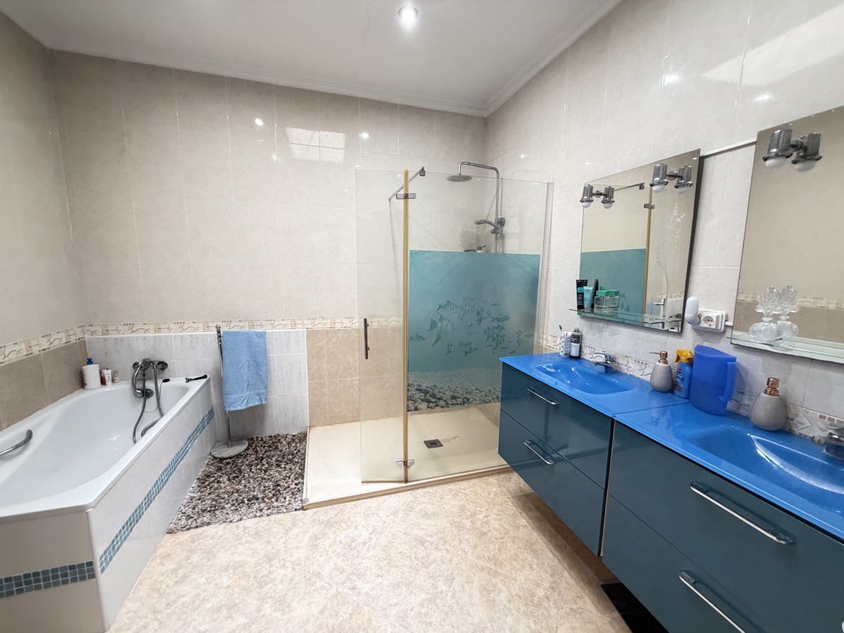 Villa in Alicante, Spain 7 bedrooms, 195 sq.m. No. 196985