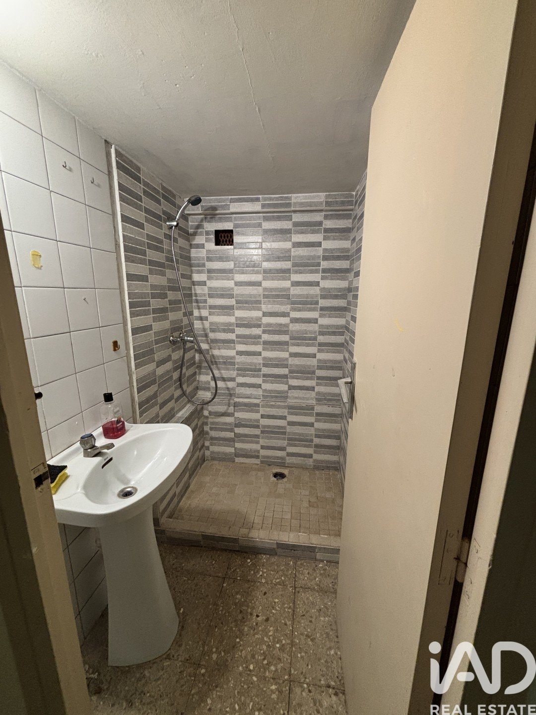 Commercial property à Barcelona, Espagne 261 m2 No. 173400
