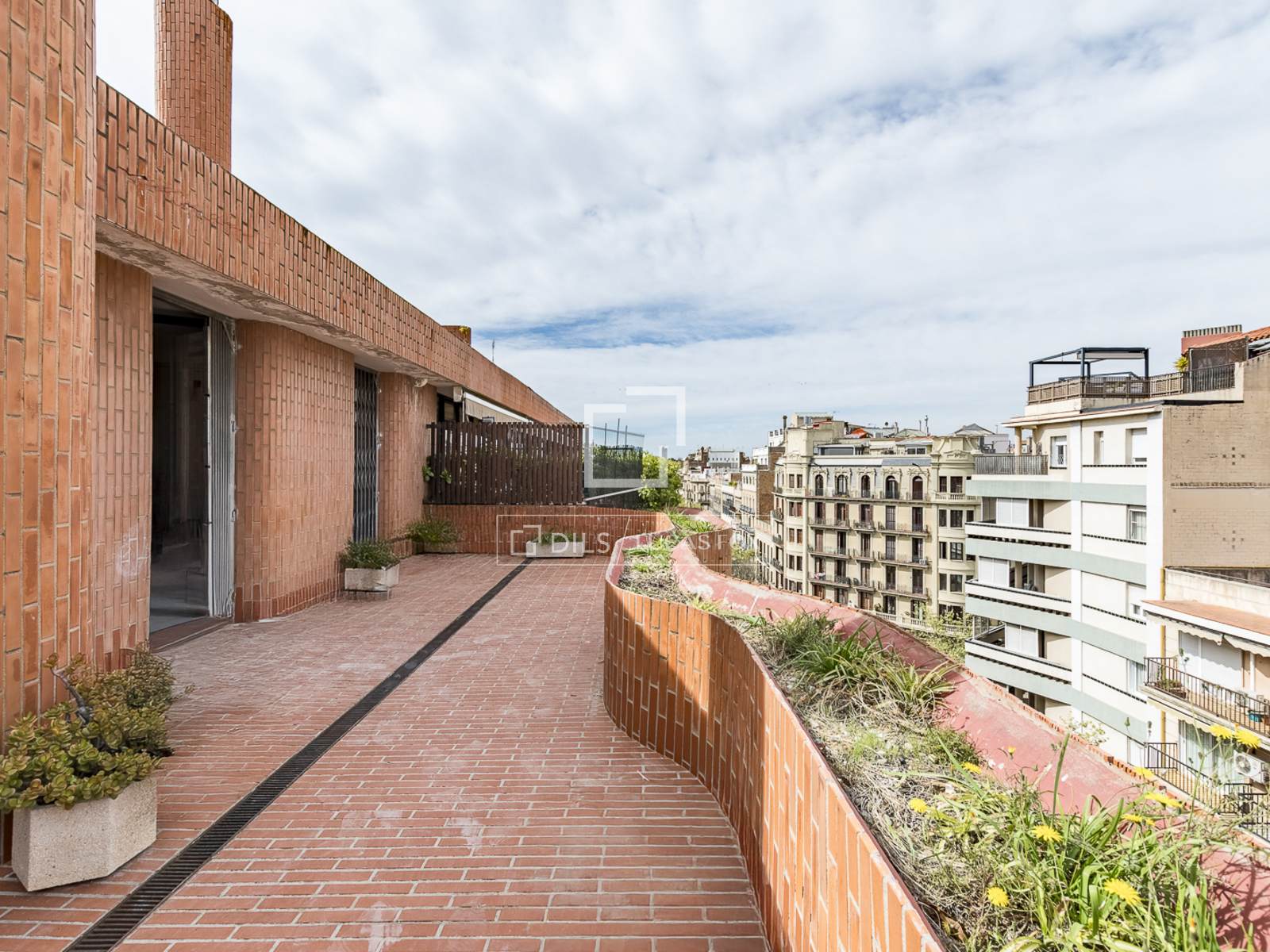 Takvåning i Barcelona, Spanien 3 sovrum, 147 kvm. Nr. 150467