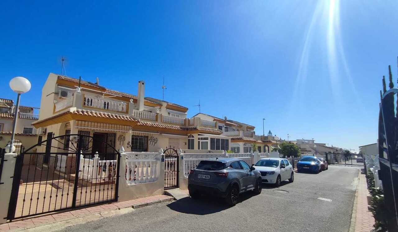 Kaupunkipientalo Playa Flamenca II, Alicante, Espanja 3 makuuhuonetta,  No. 190049