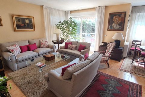 Duplex in Madrid, Spain 4 bedrooms, 220 sq.m. No. 59149