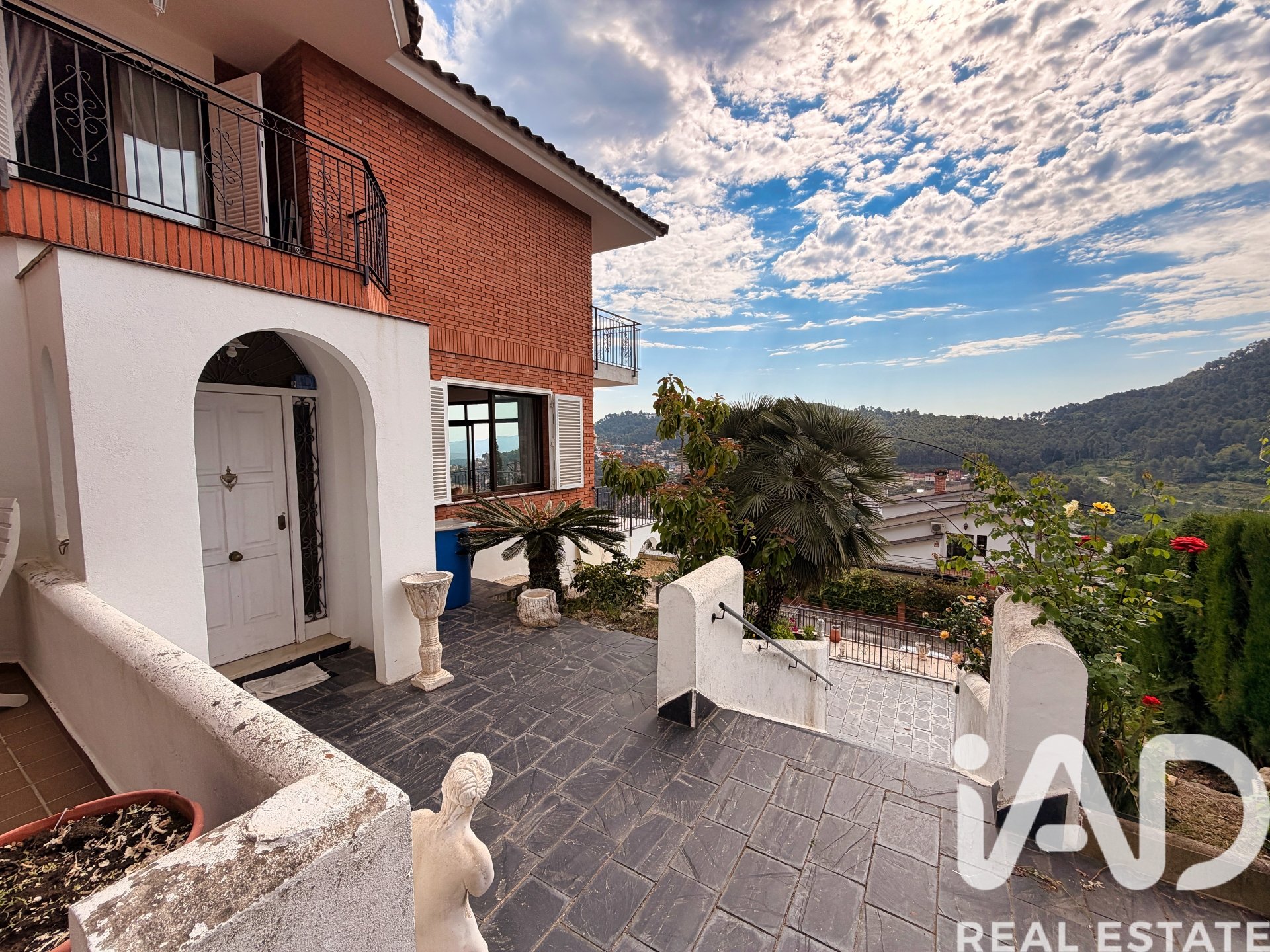 Hus i Vallirana, Barcelona, Spanien 6 sovrum, 397 kvm. Nr. 172441