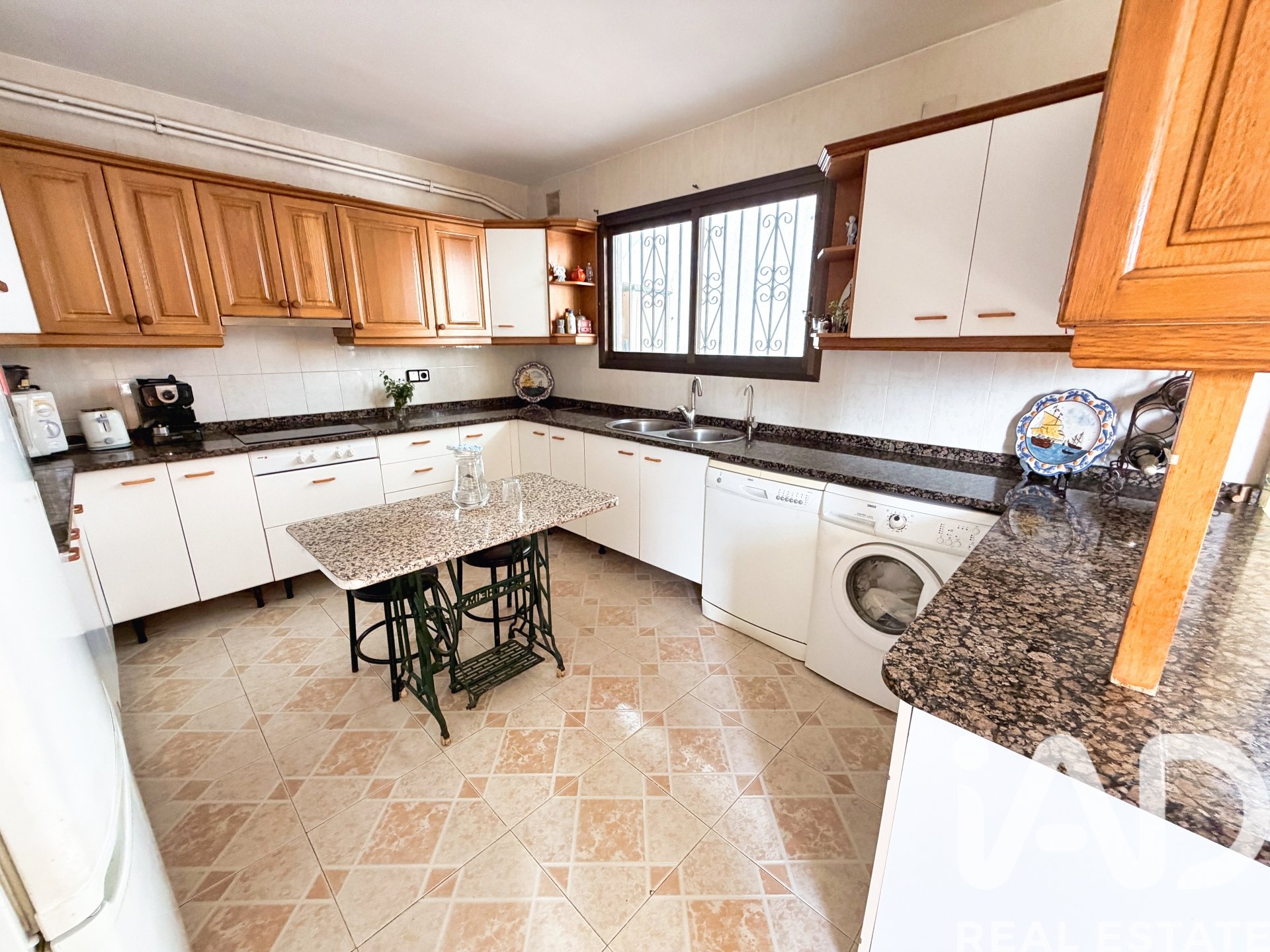 Hus i Vallirana, Barcelona, Spanien 6 sovrum, 397 kvm. Nr. 172441