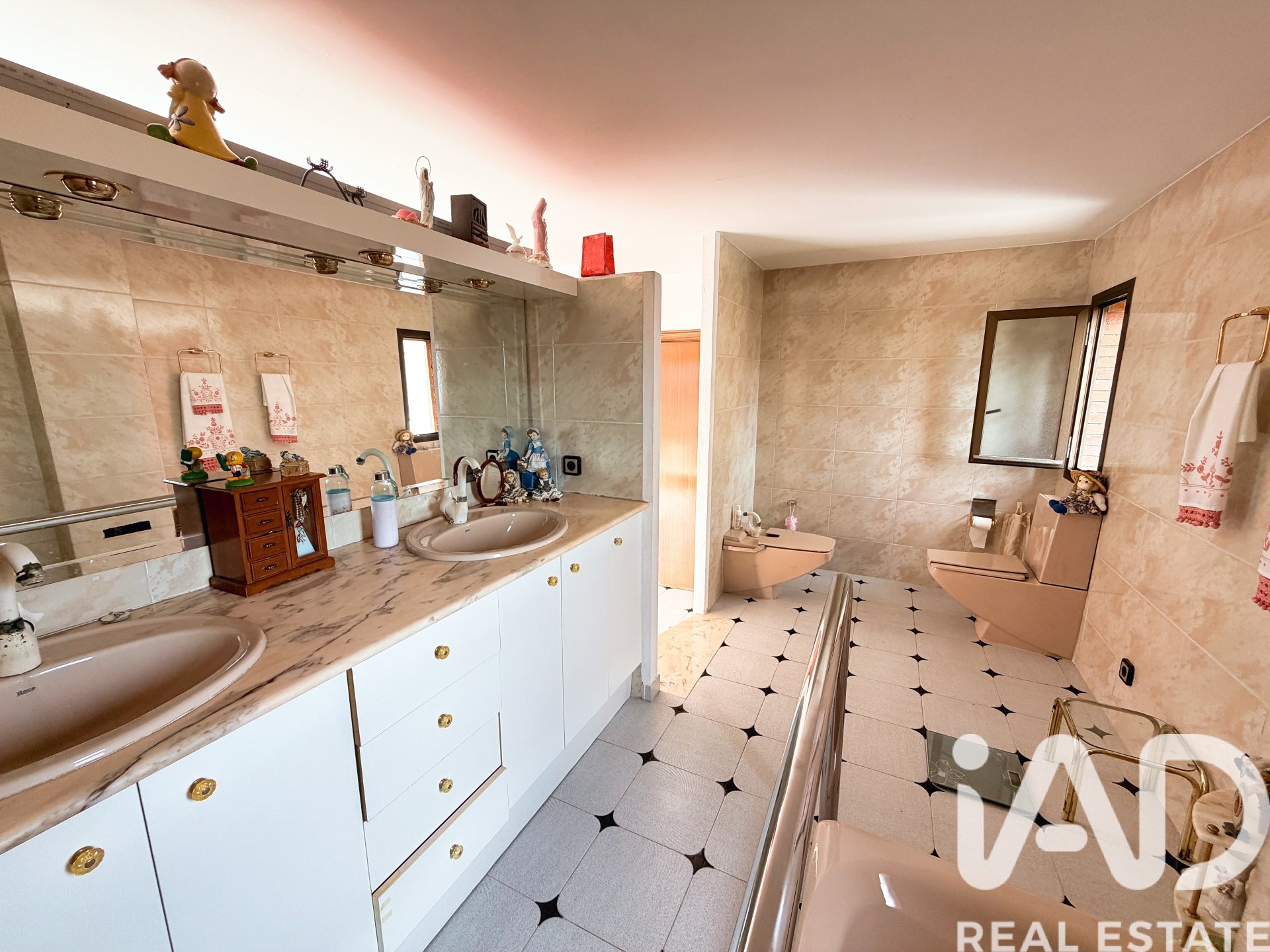 Hus i Vallirana, Barcelona, Spanien 6 sovrum, 397 kvm. Nr. 172441