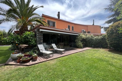 Dvīņu māja Madrid, Spānijā 3 istabas, 285 m2 Nr. 143128