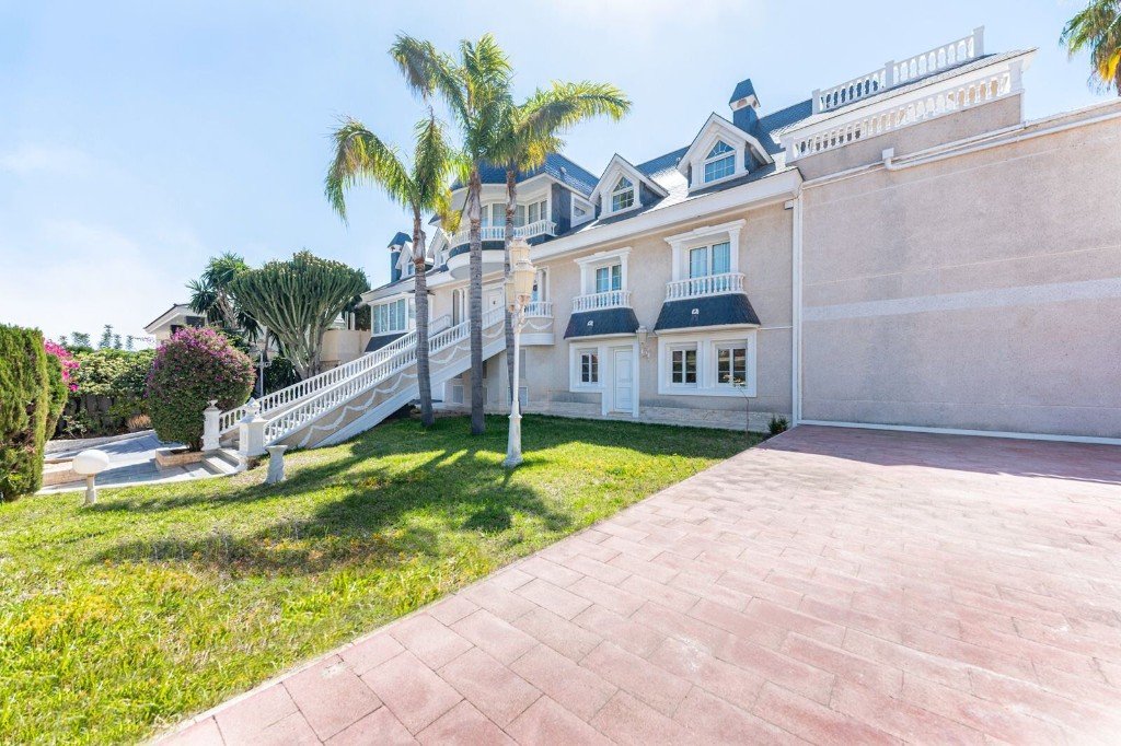 Villa in Alicante, Spanien 7 Schlafzimmer, 1126 m2 Nr. 145329