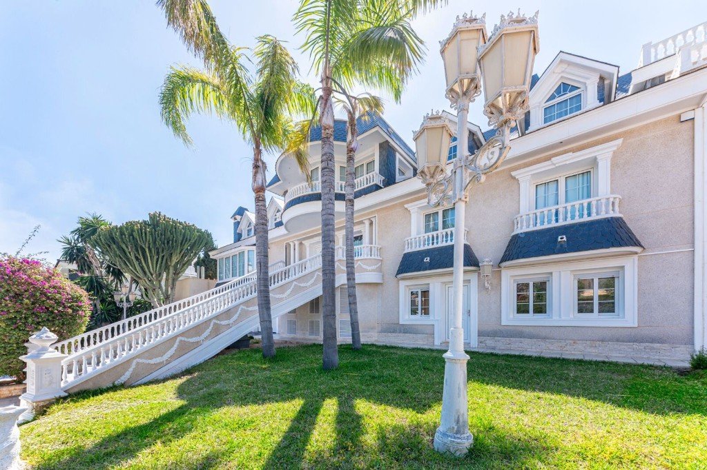 Villa in Alicante, Spanien 7 Schlafzimmer, 1126 m2 Nr. 145329
