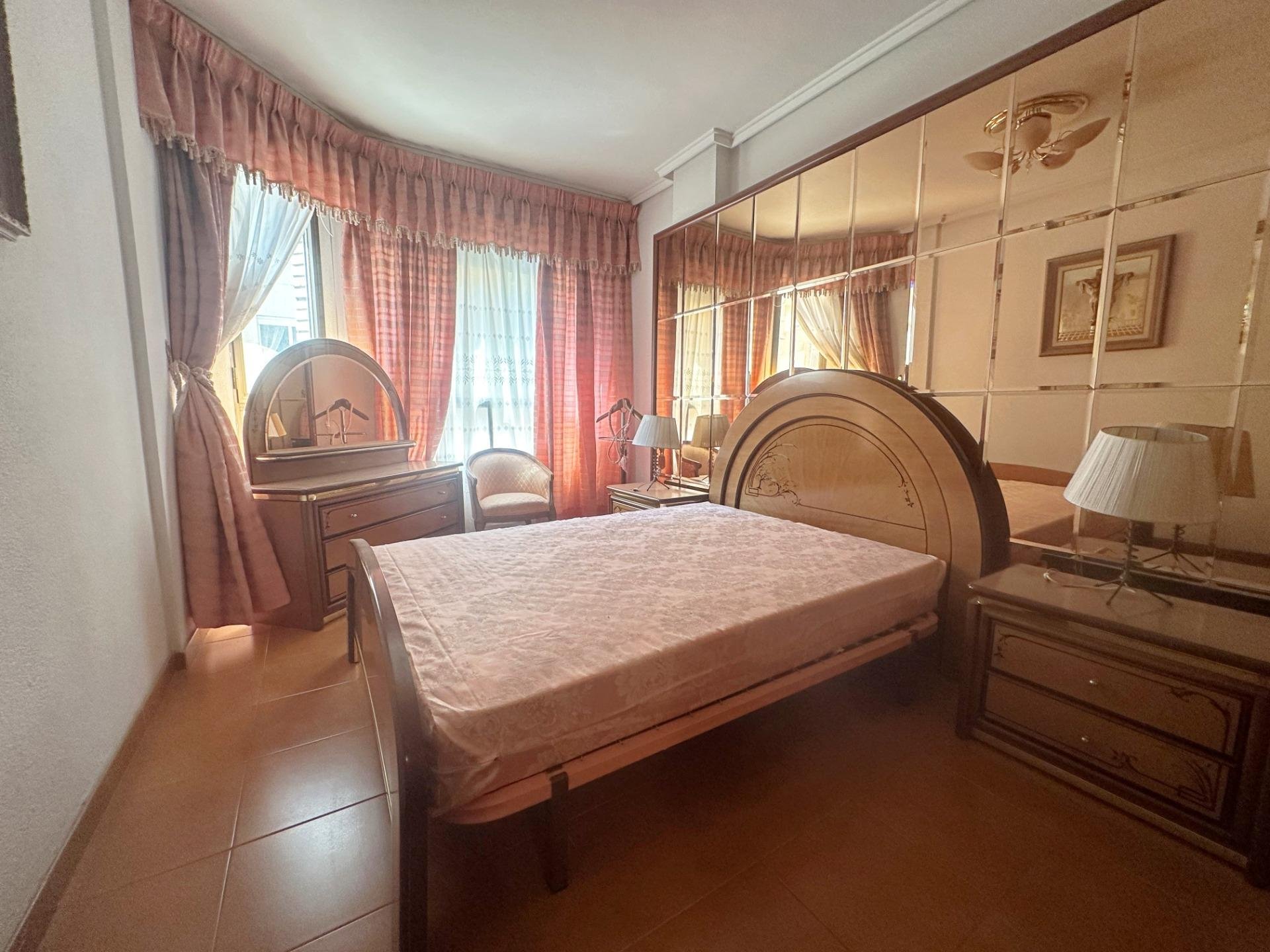 Apartamento en Torrevieja, Alicante, España 4 dormitorios, 130 m2 No. 190324