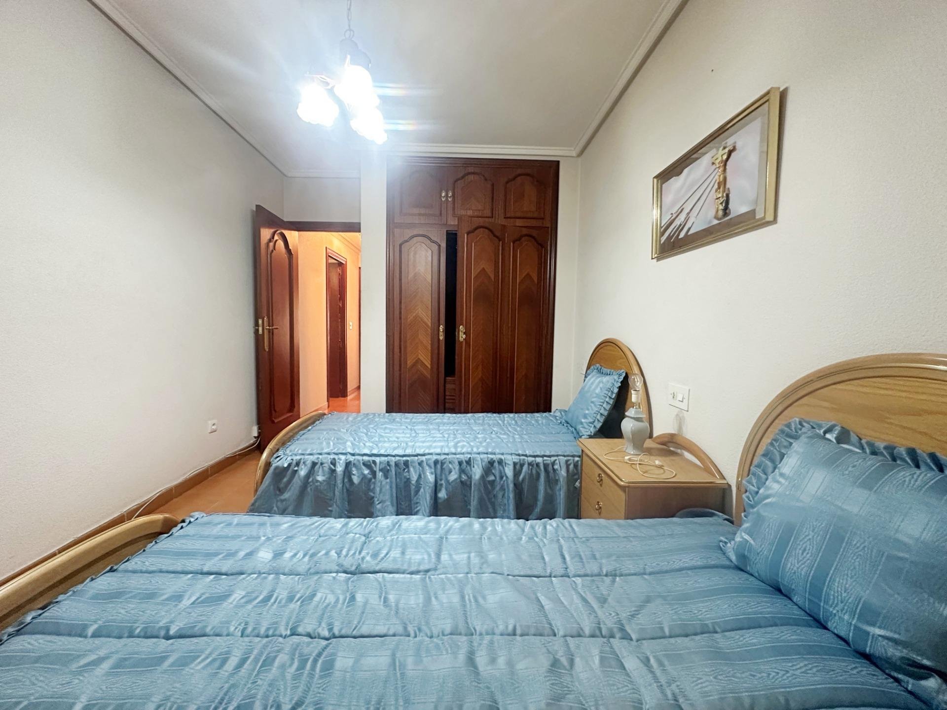 Apartamento en Torrevieja, Alicante, España 4 dormitorios, 130 m2 No. 190324