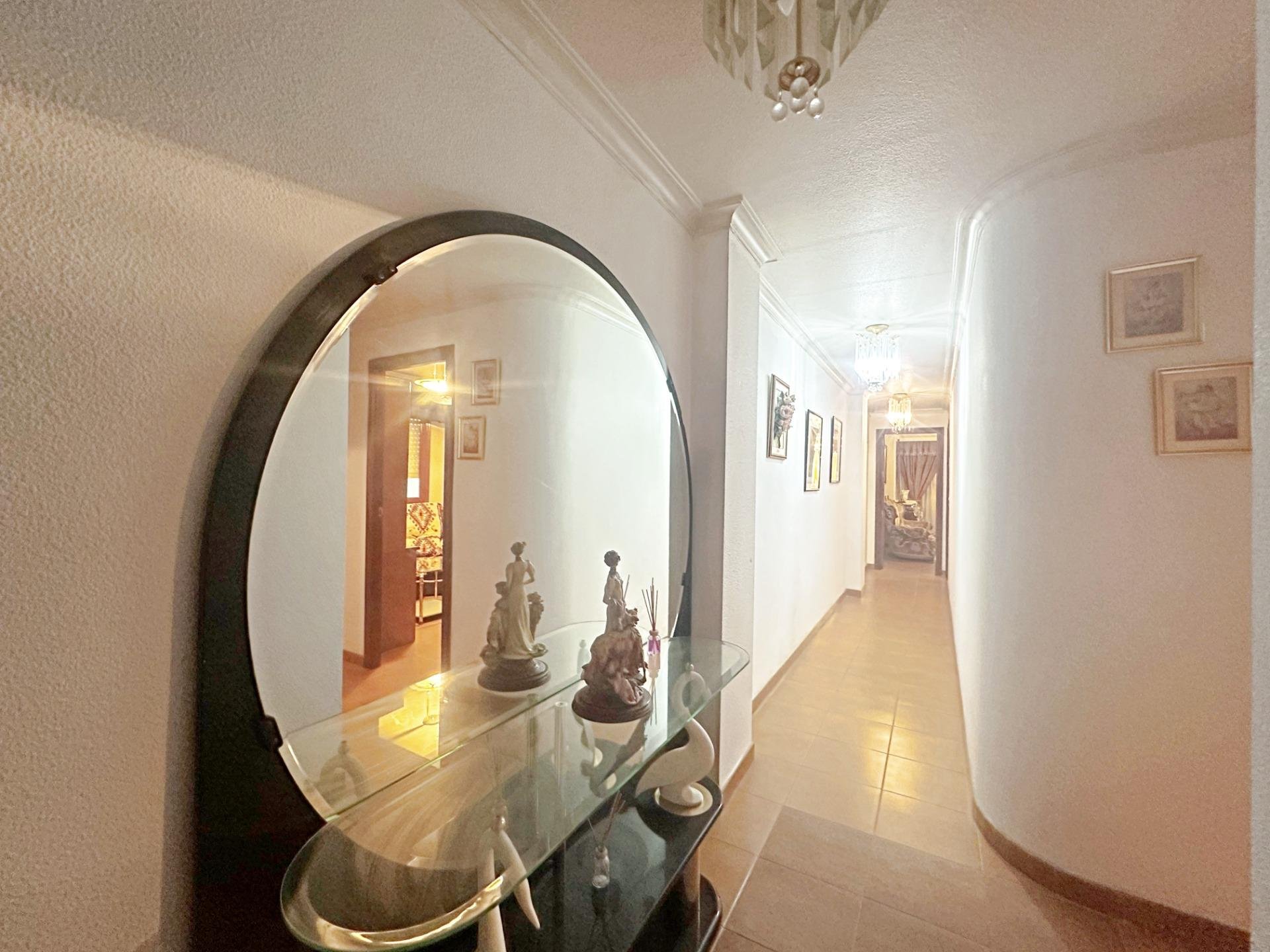 Apartamento en Torrevieja, Alicante, España 4 dormitorios, 130 m2 No. 190324