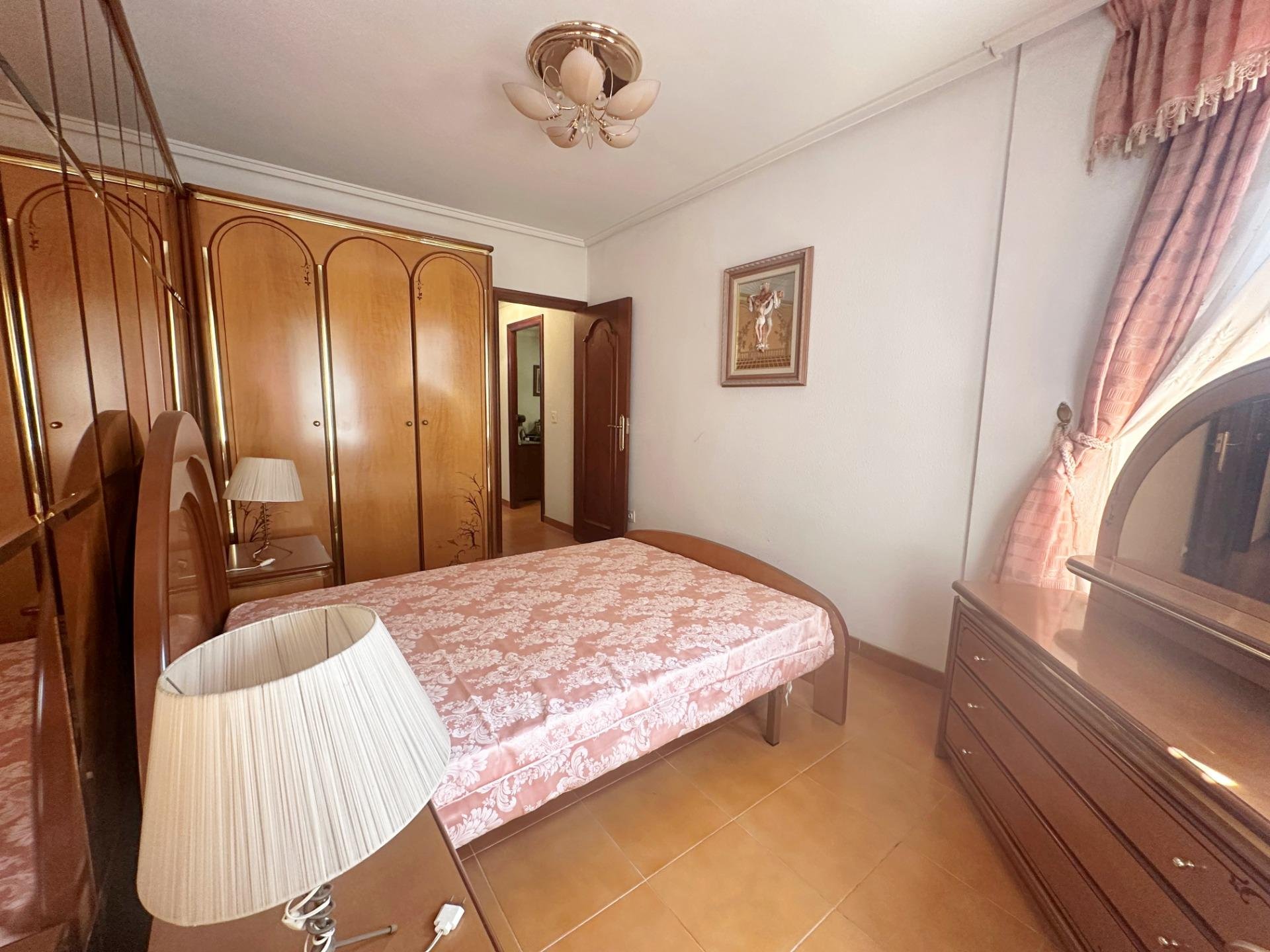 Apartamento en Torrevieja, Alicante, España 4 dormitorios, 130 m2 No. 190324