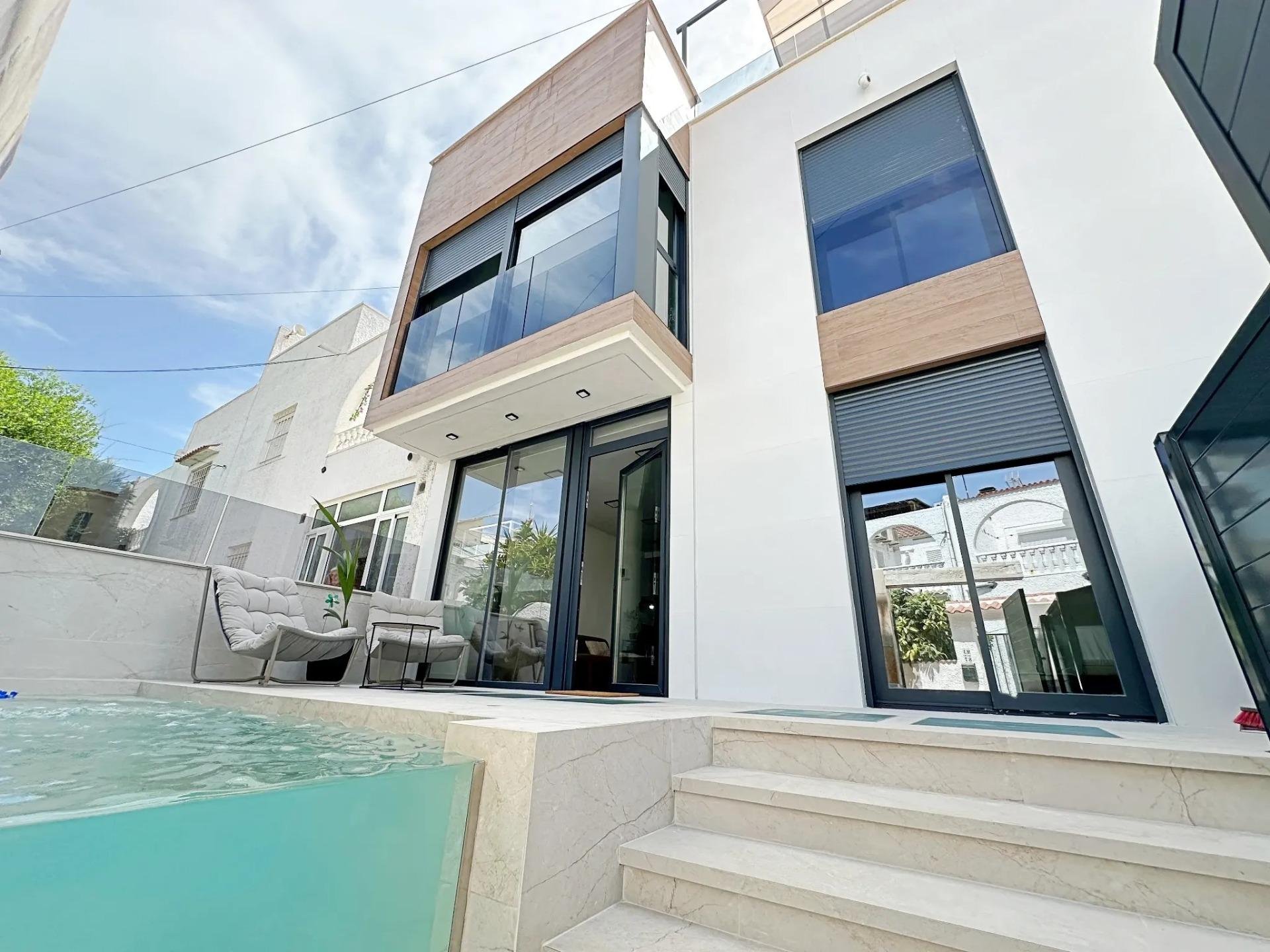 Kaupunkipientalo Torrevieja, Alicante, Espanja 3 makuuhuonetta, 180 m2 No. 193805