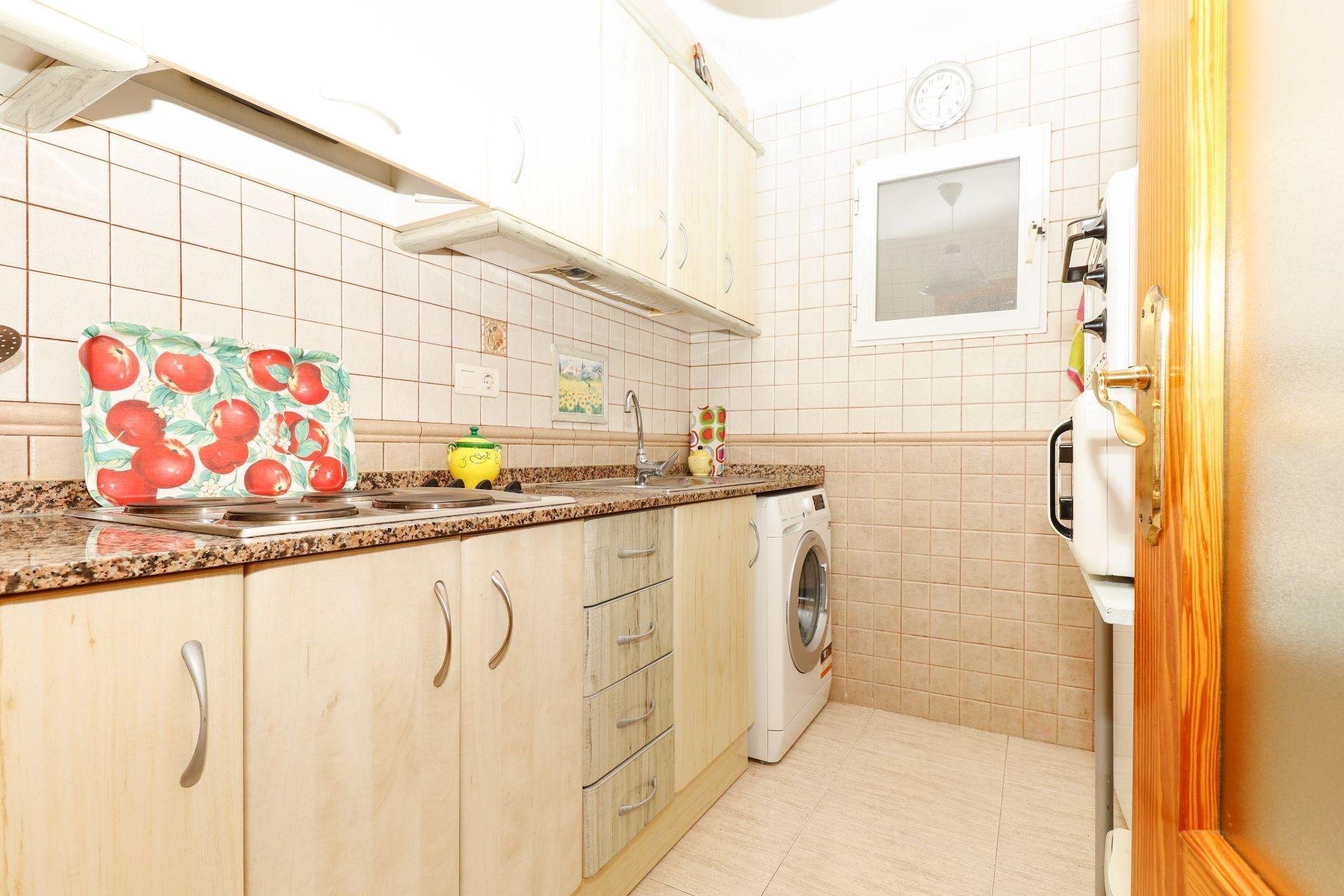 Apartamento en Torrevieja, Alicante, España 1 dormitorio, 60 m2 No. 184324