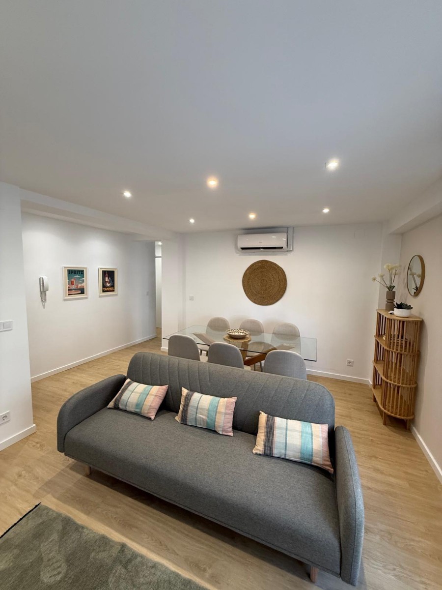 Apartment in Valencia, Spain 4 bedrooms, 102 sq.m. No. 133308